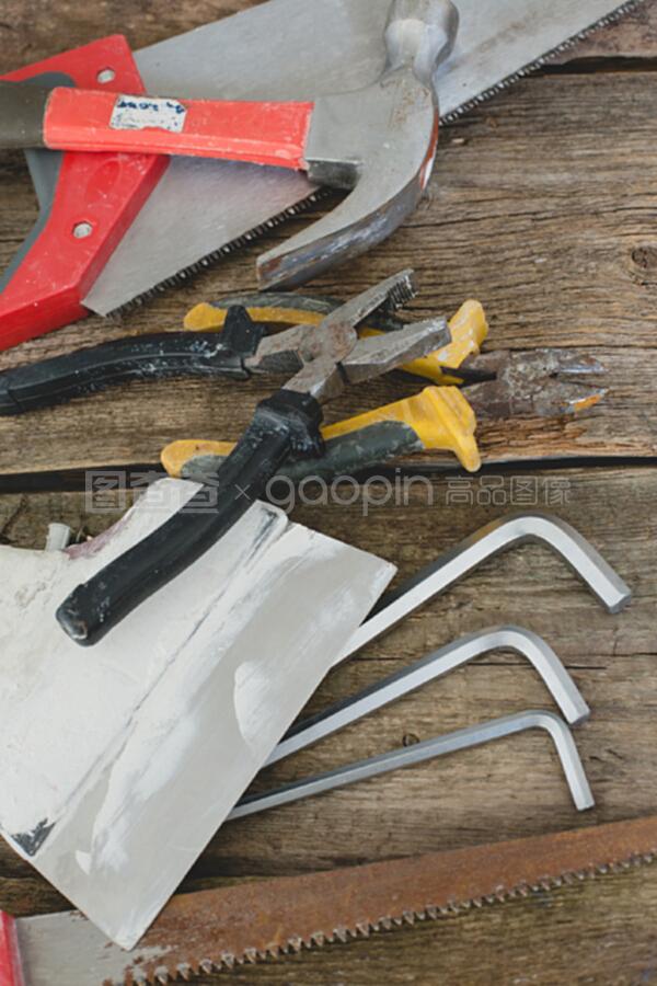 摆在桌面上的工具