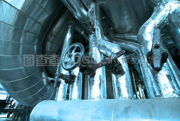 工业污水中发现的设备、电缆和管道